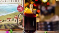 Tidak hanya bir saja, Draught juga memiliki salah satu menu minuman andalan yaitu Mulled Wine. Disajikan dengan kayu manis dan irisan lemon. Foto: Istimewa