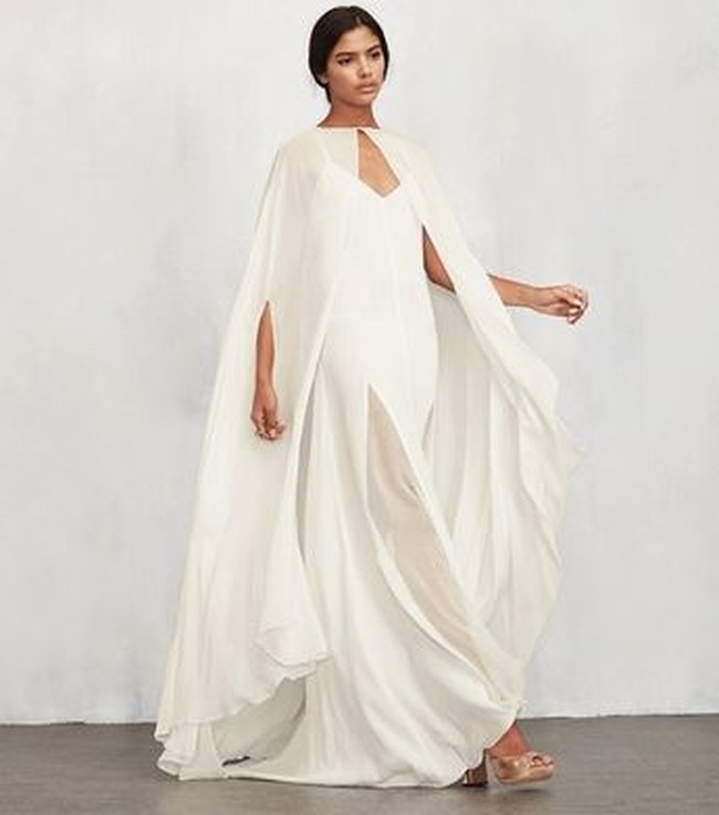 Pinterest menjadi tempat mencari inspirasi baik untuk urusan fashion, kecantikan, hingga pernikahan. Karenanya, sesuatu yang tengah tren dan banyak dicari bisa dengan mudah diketahui dari sana. Untuk pernikahan, gaun pengantin dengan aksen jubah seperti ini dikatakan akan tren selama 2018. Foto: Pinterest