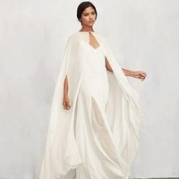 Pinterest menjadi tempat mencari inspirasi baik untuk urusan fashion, kecantikan, hingga pernikahan. Karenanya, sesuatu yang tengah tren dan banyak dicari bisa dengan mudah diketahui dari sana. Untuk pernikahan, gaun pengantin dengan aksen jubah seperti ini dikatakan akan tren selama 2018. Foto: Pinterest