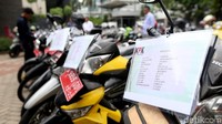 Penampakan barang inventaris KPK berupa motor dan mobil yang siap dilelang.