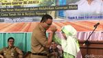 Foto: Saat Anies Cium Tangan Siswa SD di Jakbar