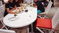 Keluarga bahagia ini sedang berlibur ke Lombok. Anji menulis, A night at Gili Trawangan. Quality time with Sal Sal (Salva dan Sultan). Wah, mereka siap melahap makanan enak nih! Foto: Instagram duniamanji