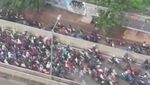 Pemotor yang Tak Kapok Lewat JLNT Kasablanka