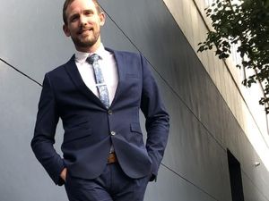 Ada-ada Saja! Pria Ini Doyan Pakai High Heels ke Kantor
