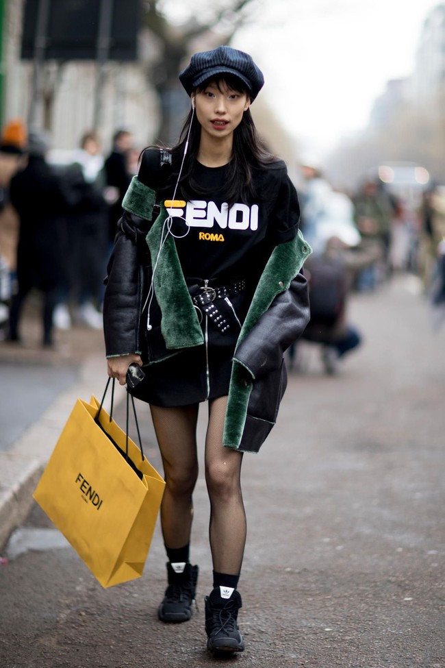 Punk meets hip hop? Sneakers hitam bisa jadi andalan. Foto: Istimewa