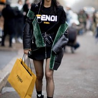 Punk meets hip hop? Sneakers hitam bisa jadi andalan. Foto: Istimewa