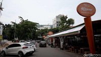 Selain tempat makan, lokasi parkir yang nyaman juga disediakan disini.