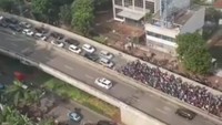 Kemudian banyak pemotor lainnya yang mengikuti dengan jumlahnya mencapai puluhan. (Foto: Instagram Henu Akbar)