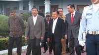Turut mengantar keberangkatan JK yakni Menko Polhukam Wiranto, Menteri Koordinator Kemaritiman Luhut Binsar Pandjaitan, serta Gubernur DKI Jakarta Anies Baswedan.