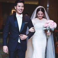 Pemain Ayat-Ayat Cinta 2 yang berperan sebagai Brenda ini pun tampak cantik dan anggun memakai gaun putih potongan mermaid. Foto: Instagram