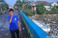 Banjir Sisakan Tumpukan Sampah di Sungai Cikeruh Bojongsoang