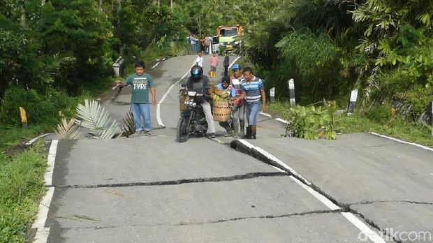 Jalan Provinsi Putus, Karangkobar di Banjarnegara Krisis BBM