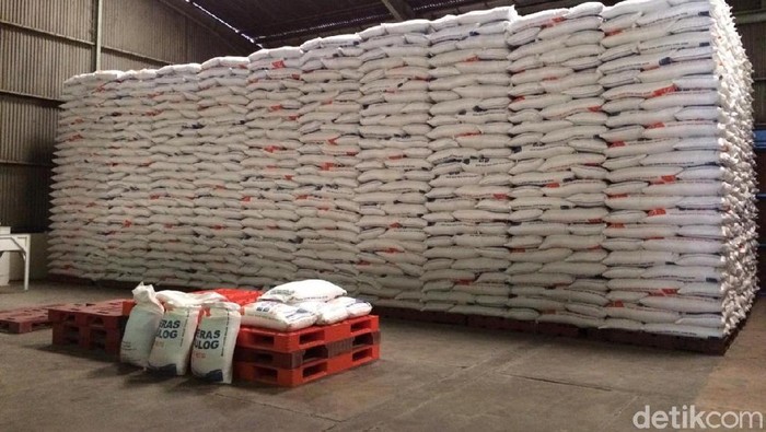 Beras di Gudang Bulog Kelapa Gading