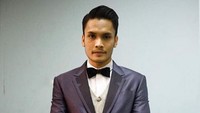 Penampilan necisnya dengan jas. (Dok. Instagram/randpunk)