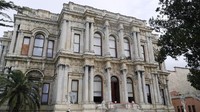 Beylerbeyi merupakan istana musim panas para sultan dari Kesultanan Utsmaniyah, yang dibangun tahun 1863-1865 oleh Sultan Abdulaziz. Lokasinya di tepi Selat Bosphorus, Istanbul (Kurnia/detikTravel)