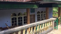 Katanya sebelum pulang, setelah dari masjid, Rian ke rumah saudaranya untuk mengajak piket ke kantor desa, ujar Lia. 