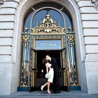 Banyak millennial meninggalkan tradisi dan memilih prosesi pernikahan yang lebih simpel. Salah satunya dengan menikah di balai kota untuk sekadar mengesahkan pernikahan lalu merayakan pesta berskala kecil setelahnya. Tren ini dilaporkan meningkat dua kali lipat di 2018. Foto: Pinterest