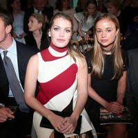Lady Kitty Spencer di front row fashion show Dior Cruise collection Mei 2017 lalu. (Foto: Getty Images)