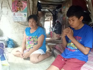 Bikin Sedih! Keluarga Dewi Tinggali Gubuk di Tengah Kota Palembang