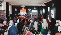 Saat meresmikan Ayam Bebek Pak Boss miliknya, Anji menghibur tamu dengan suara merdunya. Ada 4 sesi yang disiapkan. Makan sambil saya nyanyiin, tulis pemilik Instagram @duniamanji ini. Foto: Instagram duniamanji