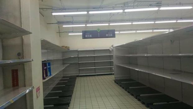 Rak supermarket yang biasanya dipenuhi produk tisu, kini kosong