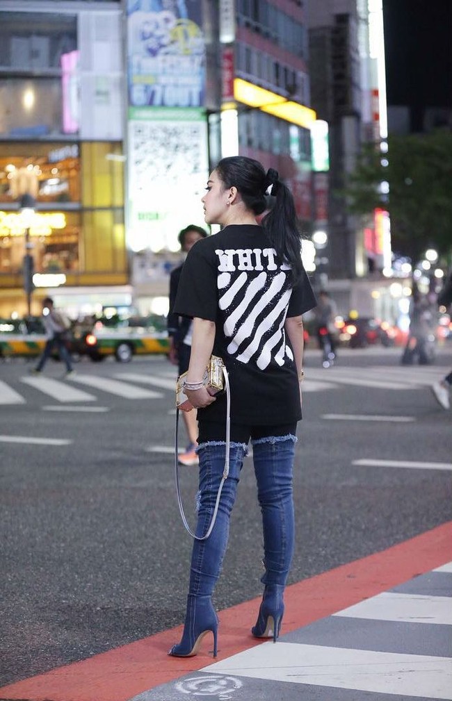 Berpose di Jepang dengan denim boots, Syahrini tampil kekinian dengan kaus dari brand off white. Kaus berwarna hitam dengan detail khas off white itu harganya Rp 3,5 juta. Foto: Instagram