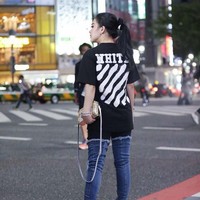 Berpose di Jepang dengan denim boots, Syahrini tampil kekinian dengan kaus dari brand off white. Kaus berwarna hitam dengan detail khas off white itu harganya Rp 3,5 juta. Foto: Instagram