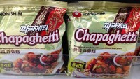 Ramen tanpa kuah yang populer adalah Chapaghetti. Dikeluarkan Nongshim ramyeon ini adalah versi mie instan dari jjajangmyeon (mie kacang hitam). Rasanya gurih dengan citarasa manis pedas. Foto: dok.detikFood