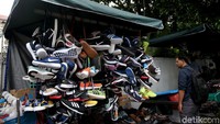 Di sepanjang trotoar ini, para PKL menjajakan aneka dagangan berupa makanan dan minuman. Ada pula yang menjual ikat pinggang, kacamata, dompet, aksesori handphone, dan lainnya. Para PKL ini kebanyakan memakai tenda berwarna hijau tua.