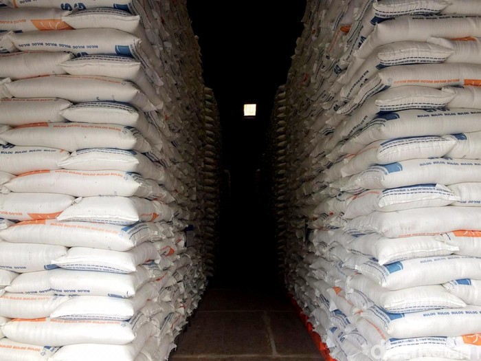 Beras impor dari Vietnam dan Thailand masuk ke gudang Bulog di Kelapa Gading. Total beras yang masuk sebanyak 281.000 ton.