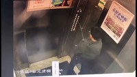 Bocah laki-laki berkacamata ini berusaha mengencingi seluruh tombol yang ada di dalam lift. Foto: YouTube/Screengrab