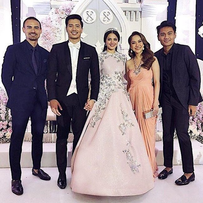 Turut hadir juga pasangan selebriti Bunga Citra Lestari dan Ashraf Sinclair pada pernikahan Fazura dan Fattah yang berlangsung di Malaysia. Foto: Instagram