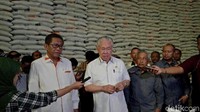 Dalam tinjauan ke gudang ini Menteri Perdagangan didampingi oleh Direktur Jenderal Perdagangan Dalam Negeri Tjahja Widayanti, Direktur Utama Bulog Djarot Kusumayakti, Ketua Pengurus Harian Yayasan Lembaga Konsumen Indinesia (YLKI) Tulus Abadi, Ketua Persatuan Penggilingan Padi dan Pengusaha Beras Indonesia (Perpadi) Sutarto Alimoeso.