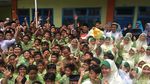 Foto: Saat Anies Cium Tangan Siswa SD di Jakbar