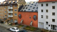 Gedung ini didesain terbalik dengan bagian atap dibangun menjadi bagian depan gedung. Istimewa/Boredpanda.