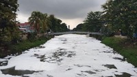 Apalagi warga setempat disebut abai dengan kehadiran busa tersebut. Malahan, ada warga yang dengan santai ngopi di tepi kali. Foto ini diambil pagi tadi pukul 10.00 WIB. (Foto: Alpin Arapli/pembaca detikcom)