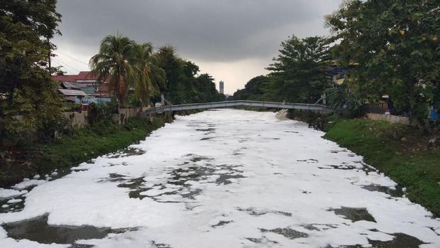 Penampakan busa di Kali Sunter