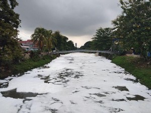 Ini Solusi dari Dinas LH DKI soal Busa di Kali Sunter