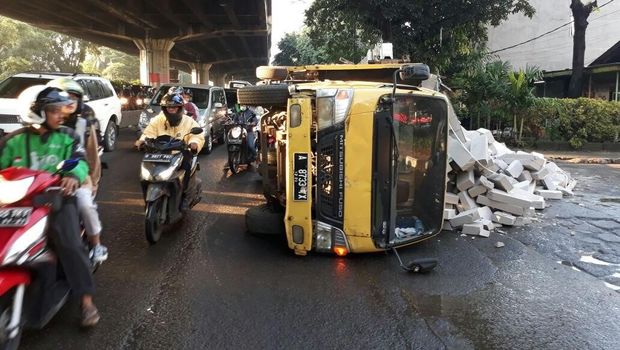 Truk Terguling di DI Panjaitan Jaktim, Muatan Hebel Berserakan