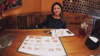 Bersama sang istri, Winatalia yang akrab disapa Minda, Anji mampir ke restoran BBQ Korea setelah medical check up. Ah, Minda tersenyum manis nih! Foto: Instagram duniamanji