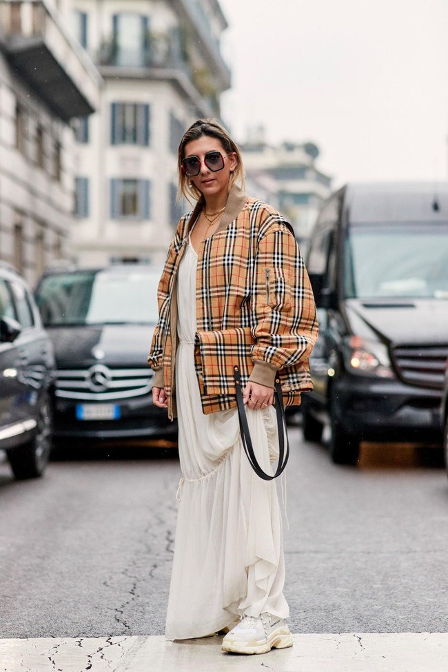 Inspirasi lain bagi kamu yang ingint terlihat kekinian dengan sneakers putih. Foto: Istimewa