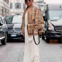 Inspirasi lain bagi kamu yang ingint terlihat kekinian dengan sneakers putih. Foto: Istimewa