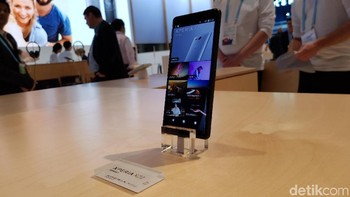 Dari dapur pacu, tak ada yang membedakan di antara keduanya. Baik Sony Xperia XZ2 dan XZ2 Compact sama-sama menggunakan prosesor Snapdragon 845 yang dipasangkan dengan RAM 4 GB. Selain itu kapasitas internalnya 64 GB. (Foto: detikINET/Achmad Rouzni Noor II)