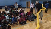 Exotic Zoo mengenalkan sanca albino kepada anak sekolah. Mikey Holston saat menggendong Black Dragon, sepertinya juga dalam sesi presentasi Exotic Zoo (Exotic Zoo)
