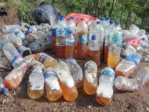 Salut! Pria Ini Bersihkan Sampah Botol Isi Air Kencing di Gunung