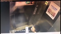 Seorang bocah di Chongqing, China terekam kamera sedang kencing sembarangan di dalam lift. Hal ini dilakukan si bocah saat menyadari dirinya sendirian di lift. Foto: YouTube/Screengrab