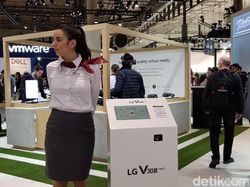Menggenggam Ponsel Premium LG V30S ThinQ
