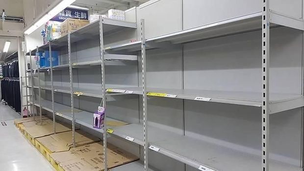 Rak supermarket yang biasanya dipenuhi produk tisu, kini kosong