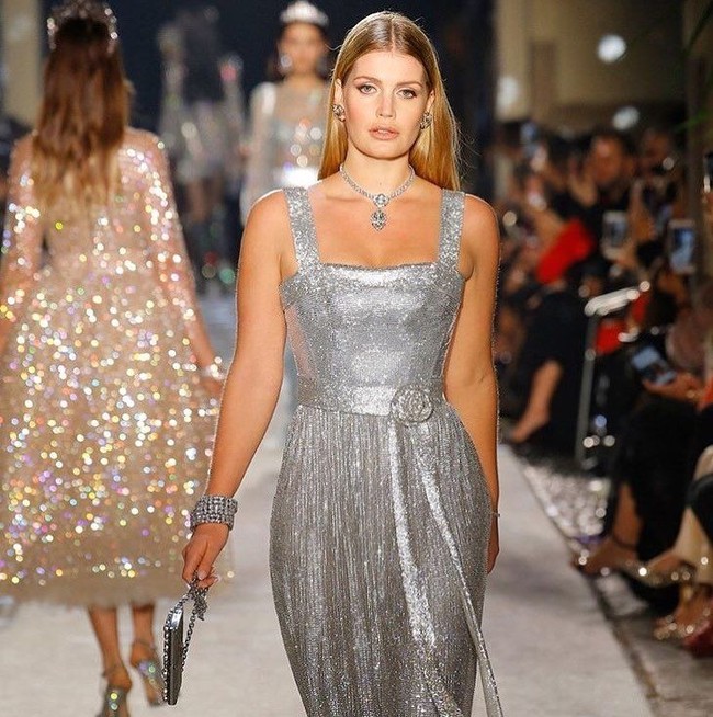 Lady Kitty Spencer menebar pesonanya saat melenggang di catwalk Dolce & Gabbana, Sabtu (24/2/2018). Fashion show bertajuk Secrets & Diamonds itu menampilkan beberapa generasi milenial dari keluarga bangsawan Inggris sebagai modelnya. (Foto: Instagram/Kitty Spencer)