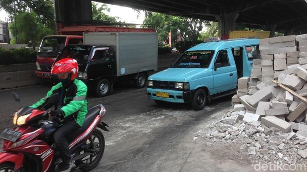 Truk yang Terguling di DI Panjaitan Dievakuasi, Lalin Kembali Normal